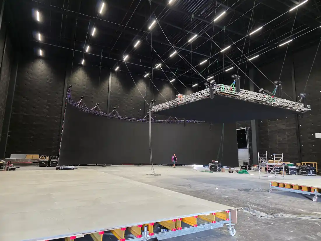 Извит LED обем 200 м² в студиото