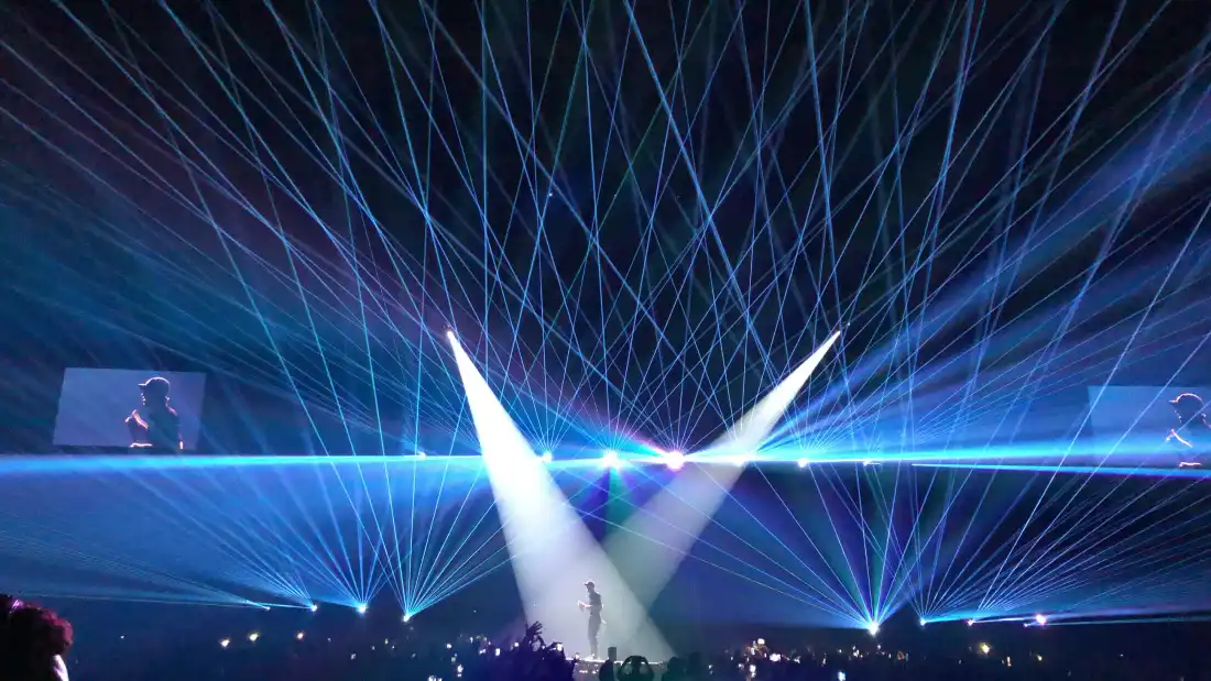 Laser beams over the audience at an Enrique Iglesias concert