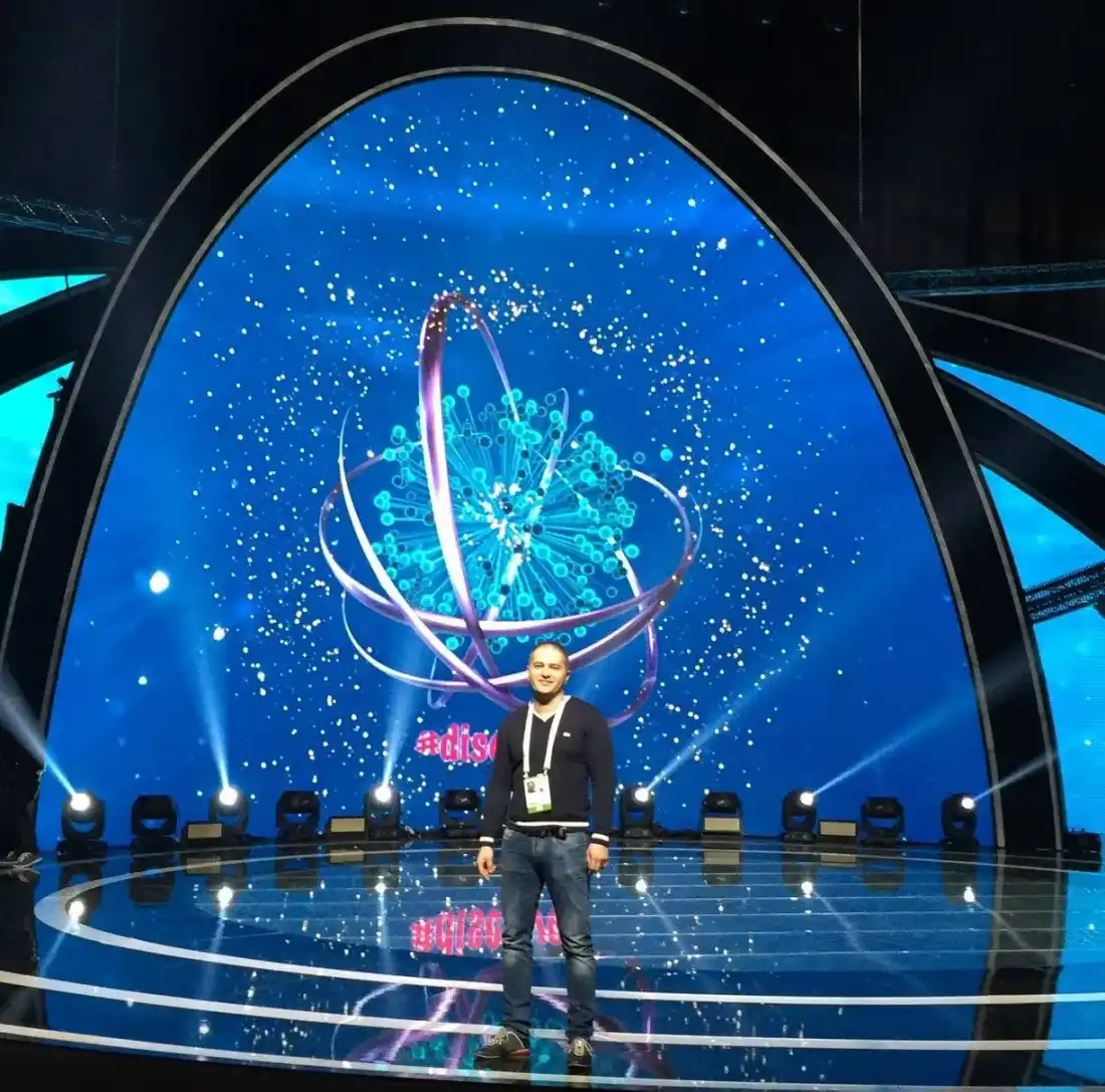 Сцената на Евровизия с LED конструкция, на която работят отделни екипи за звук, светлина и екран