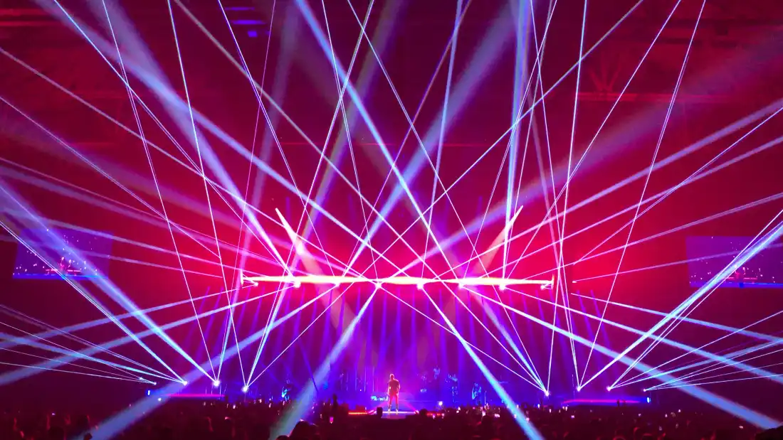 An Enrique Iglesias concert opening with a laser show