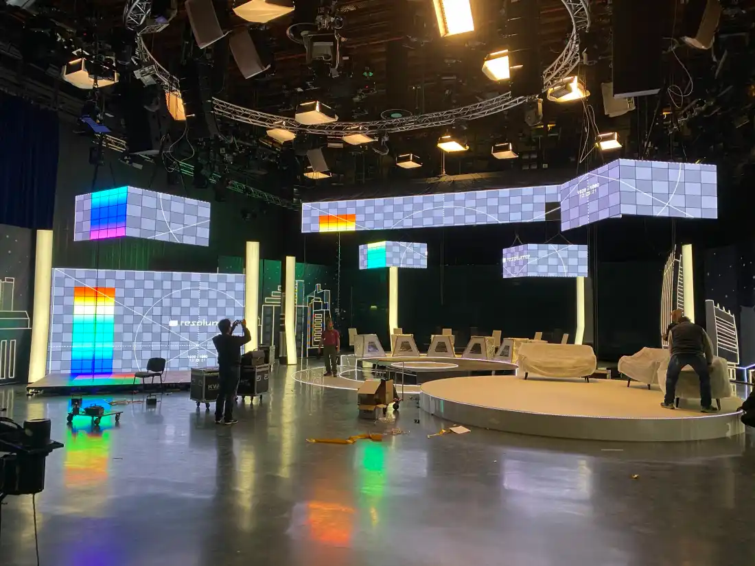 LED кутии, окачени над телевизионно студио
