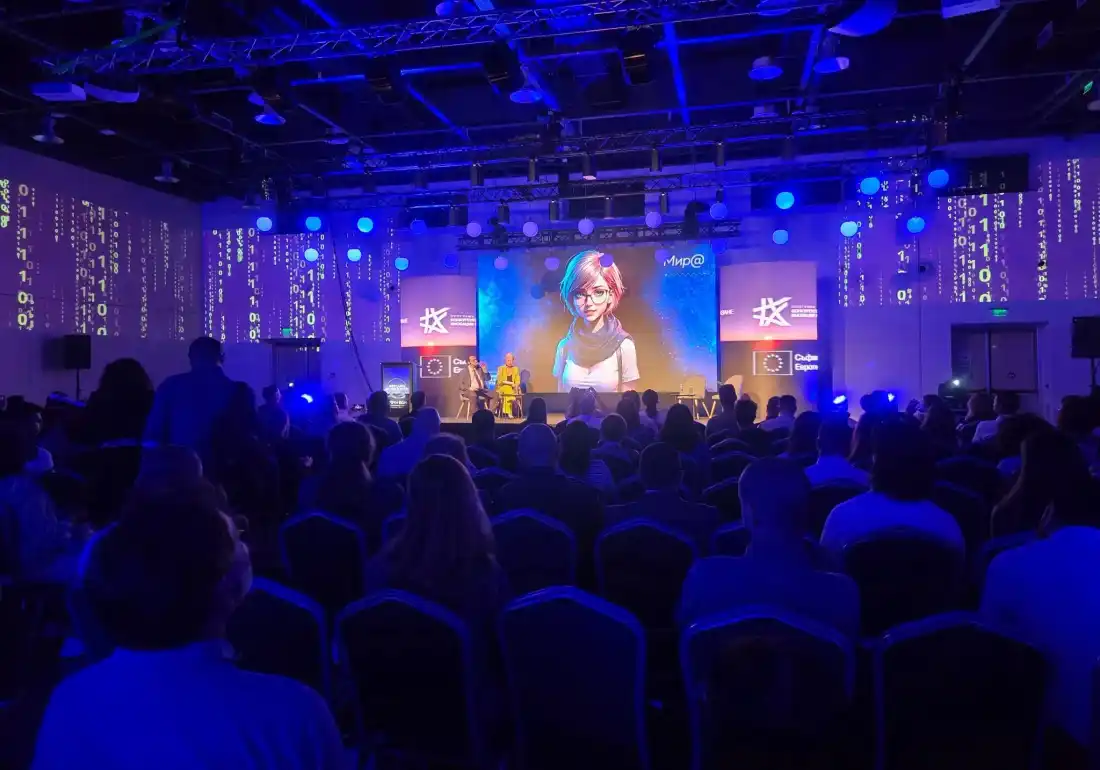 Конферентна зала с централен LED екран и две LED колони P1.866