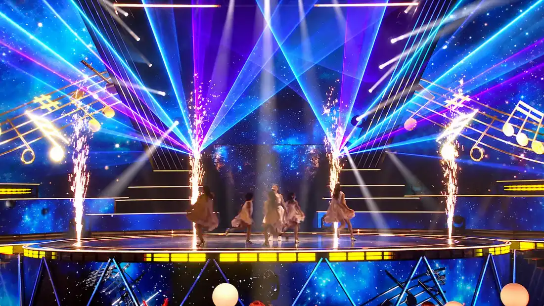 Лазерни лъчи и студени искри над сцената на Junior Eurovision 2025 в Тбилиси по време на изпълнението на Малта