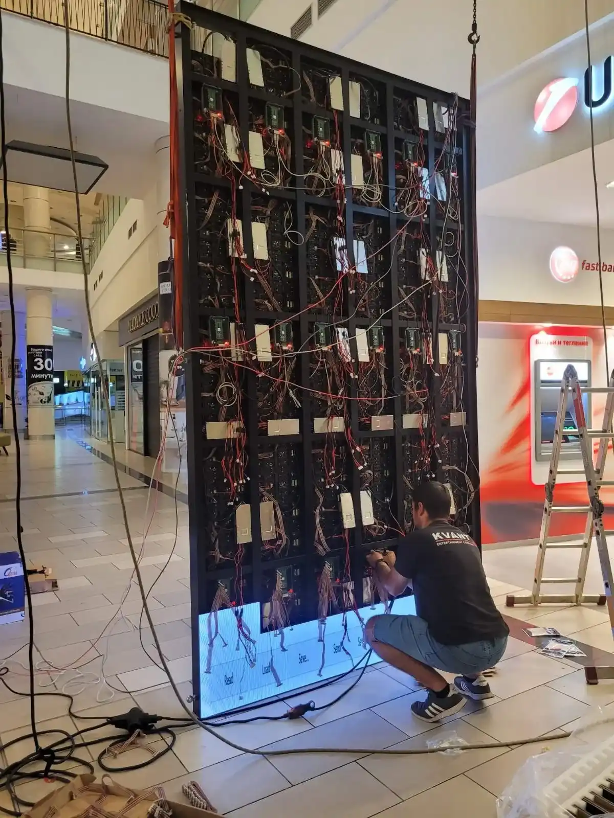 Екип на KVANT по време на монтаж на двустранен P2 LED екран в атриума на The Mall