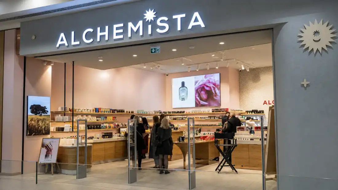 Alchemista store in Paradise Center mall: an LED column at the entrance and a P2 LED screen on the back wall showing a product visual