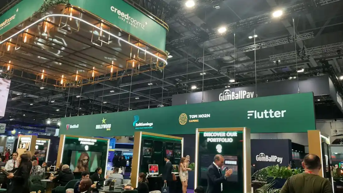 Окаченият LED пръстен над щанда на Creedroomz на ICE