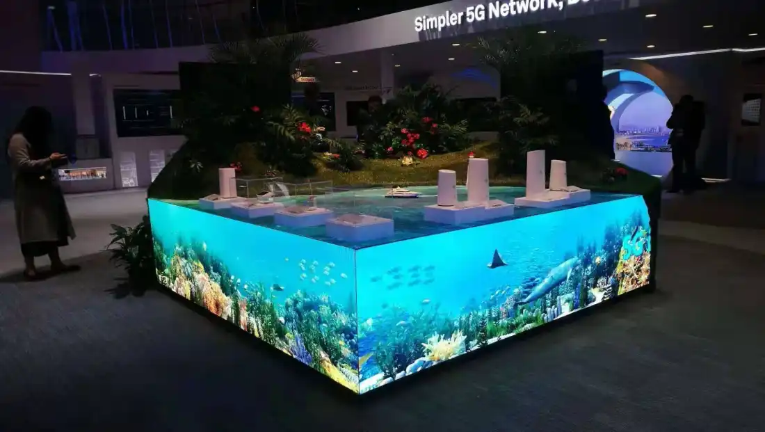 Wrapped LED platform with no visible seam on the Huawei stand in Barcelona