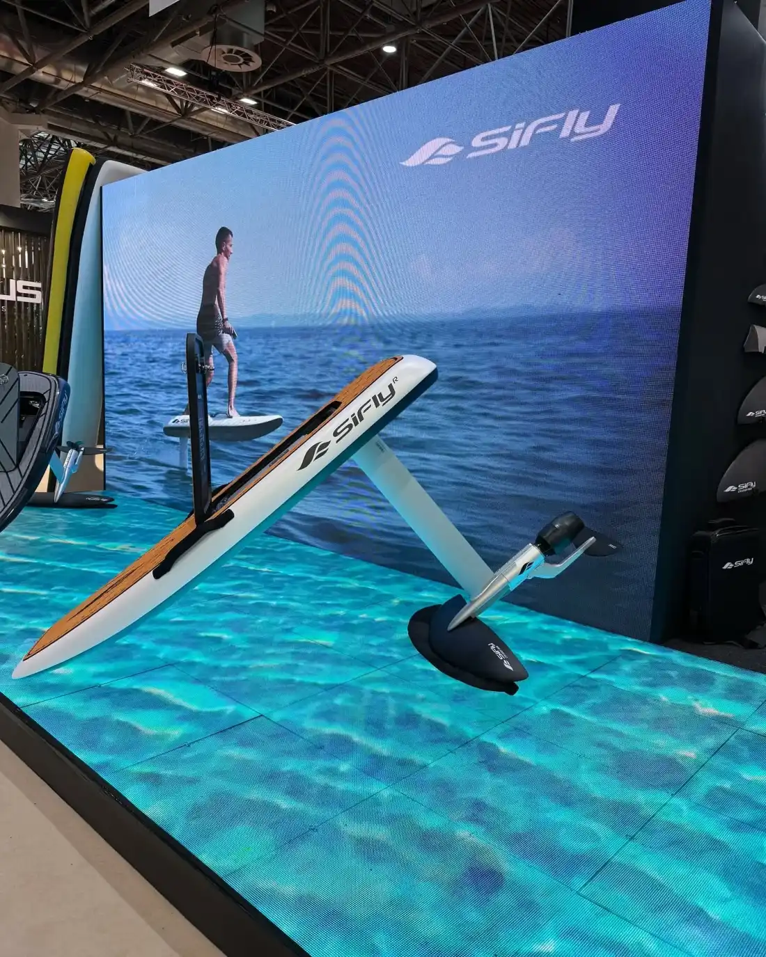LED под на щанда на SiFly на boot Дюселдорф