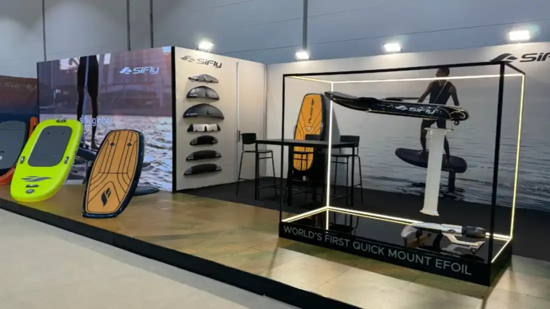 Щандът на SiFly на boot Дюселдорф с LED стена, LED под и осветена витрина