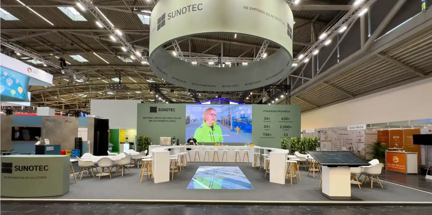 Щанд на Sunotec в изложбена палата в Мюнхен, проектиран, произведен и монтиран от KVANT