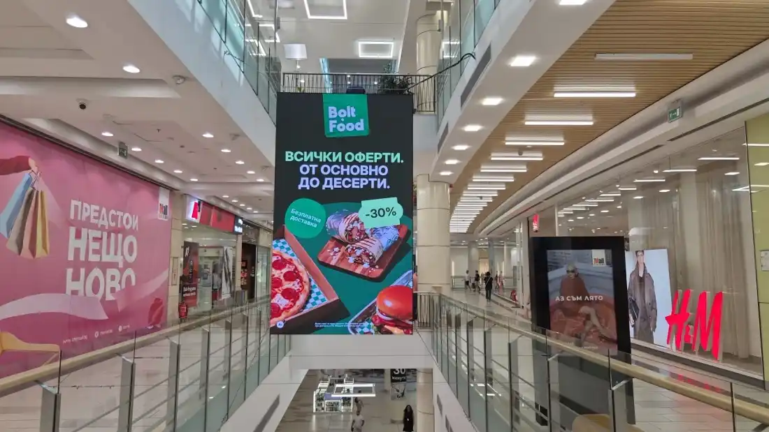 Същият окачен LED екран в мола, отново с цяла картина