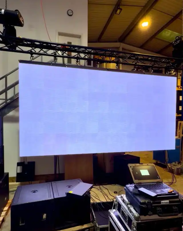 LED екран с бял тестов сигнал, панелите светят на петна с различен оттенък - смесени партиди