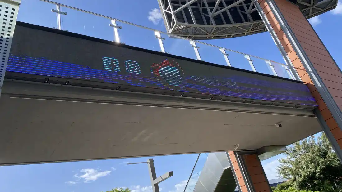 LED екран с изгорели пиксели и хоризонтални ленти от ниска честота на опресняване