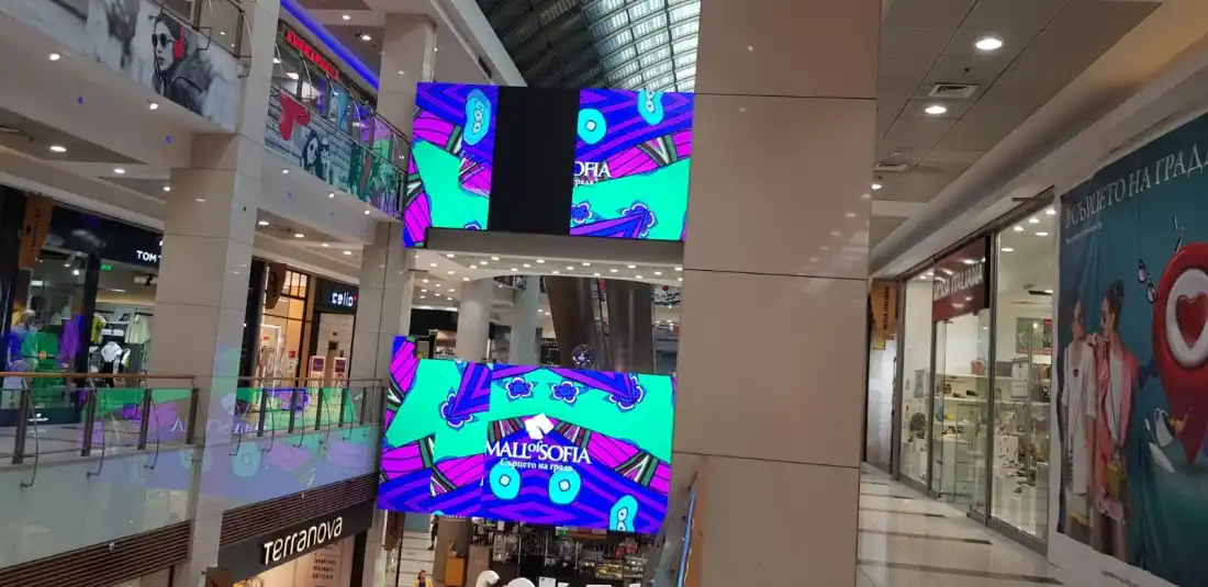 Два LED екрана на колона в Mall of Sofia, на горния има тъмна вертикална ивица без сигнал