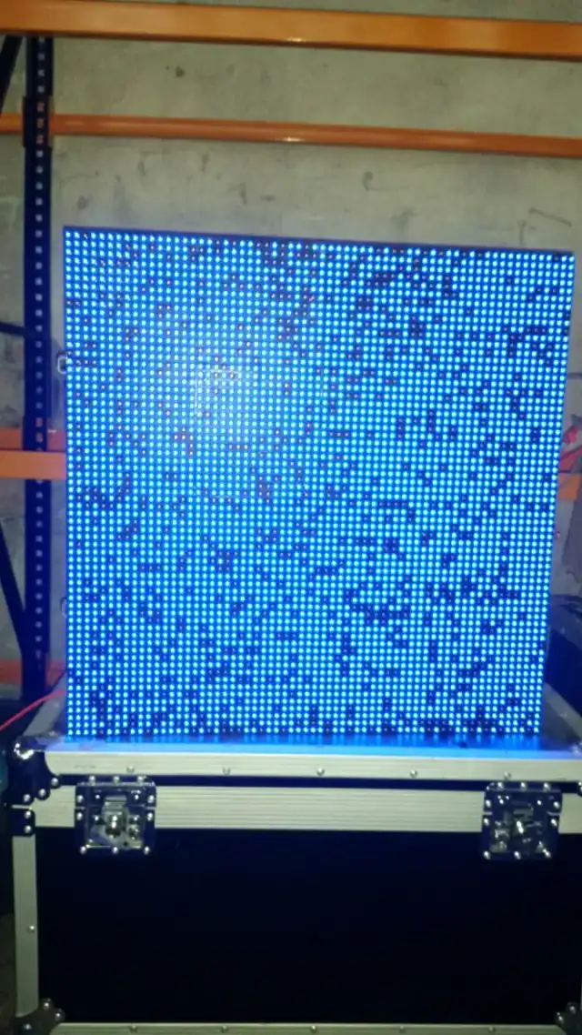 Същият LED модул в синьо - мъртвите диоди личат като тъмни точки