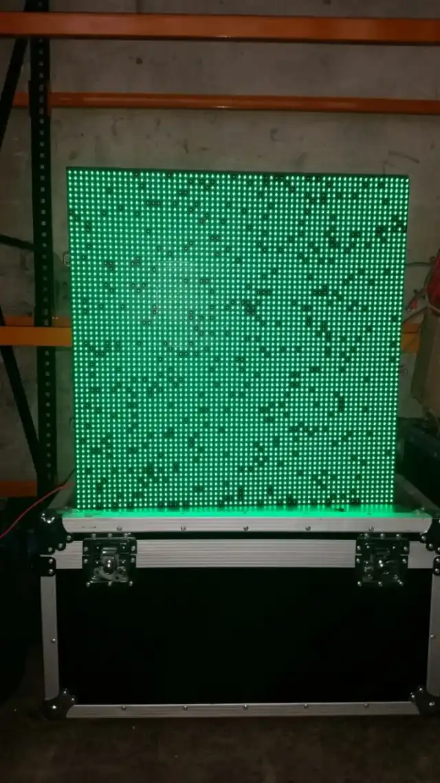 Същият LED модул в зелено - мъртвите диоди личат като тъмни точки