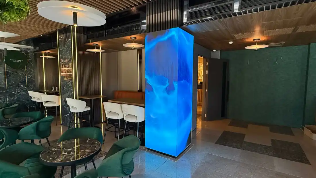 P1.2 LED колона в лоби бара на Hotel Central Park