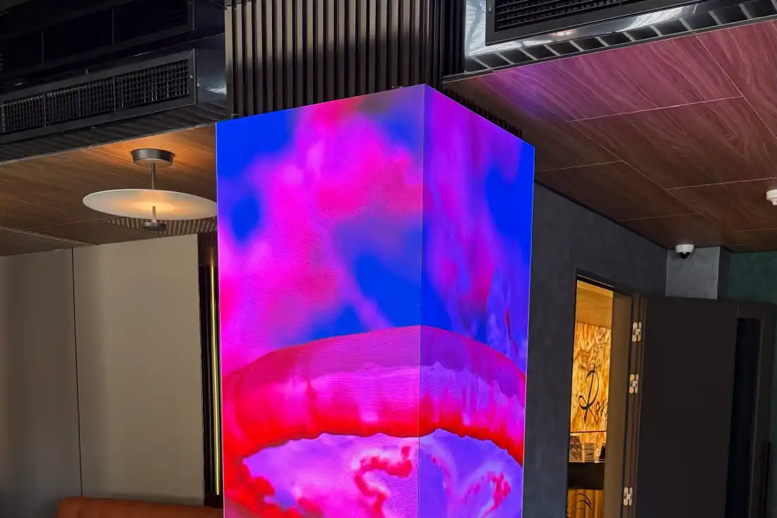 LED колона P1.2 в лоби бара на Hotel Central Park, София
