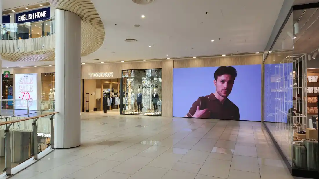 P1.5 LED screen on the front of a Teodor store in Mall Plaza Plovdiv