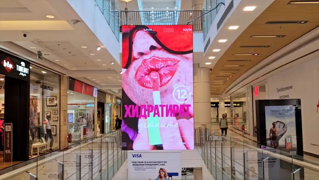 Двустранен P2 LED екран в работа, окачен в атриума на The Mall