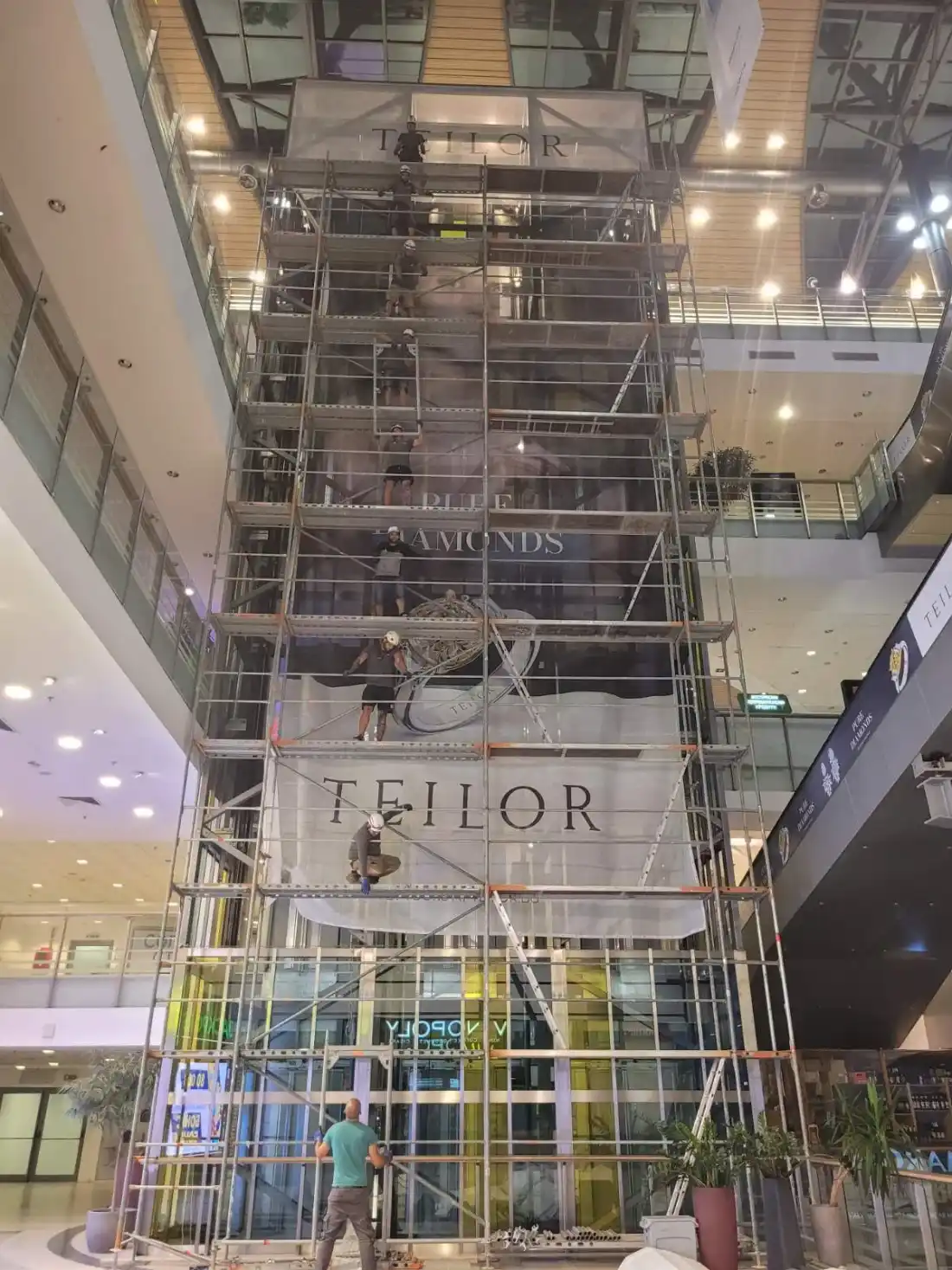 Six-level scaffold in The Mall’s atrium with installers on every level, before the 144 m² LED screen went up
